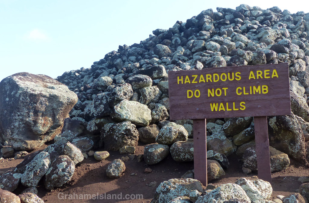A sign at Mo'okini Heiau