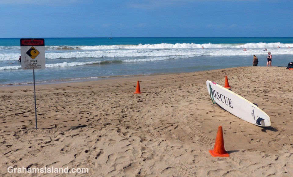 A high surf sign at Hapuna beach