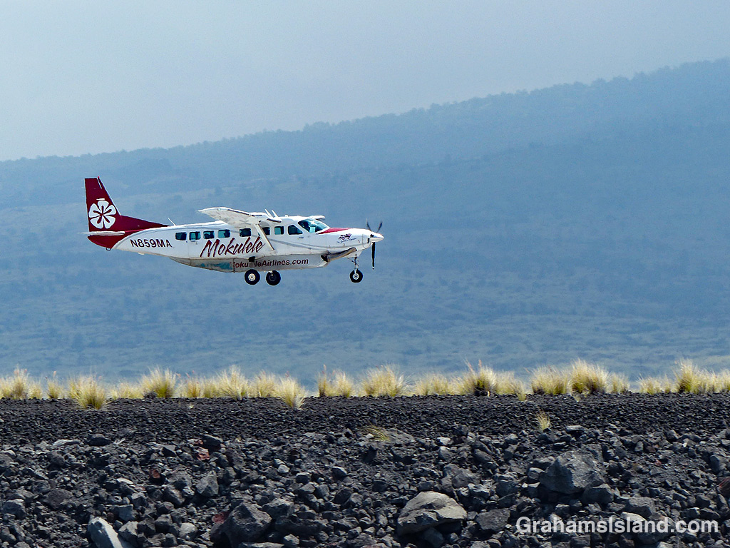 Mokulele plane landing at Kona