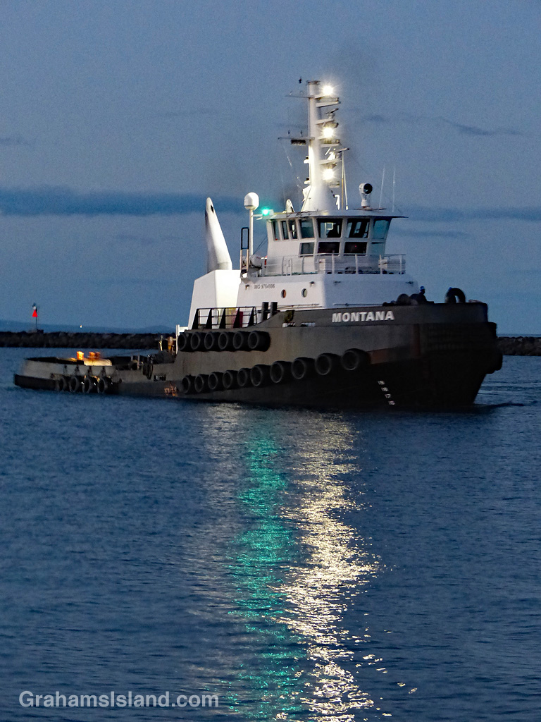 tug with starboard light showing