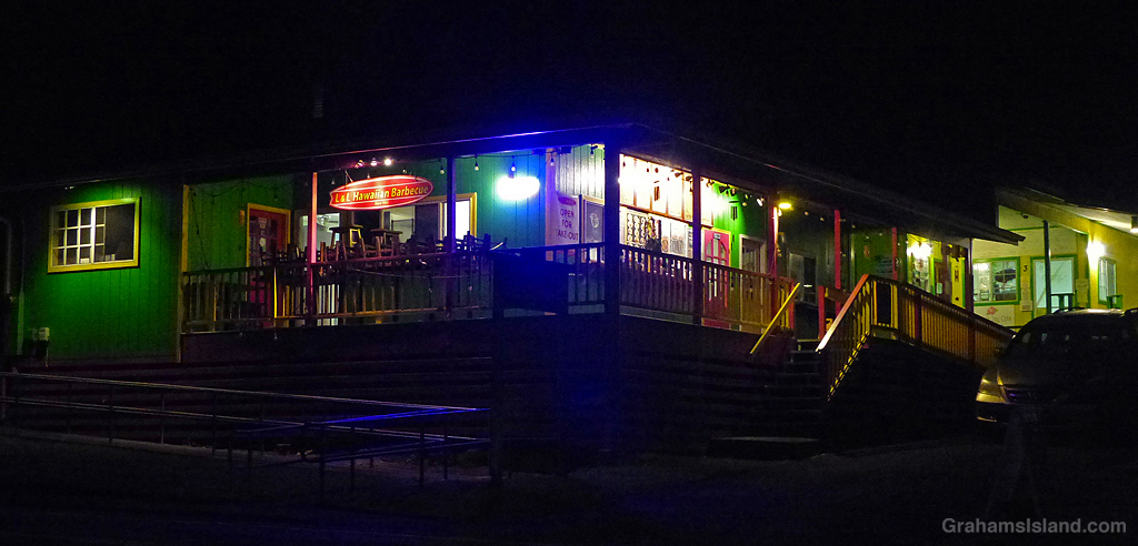The L&L Hawaiian Barbecue restaurant in Kapaau at night