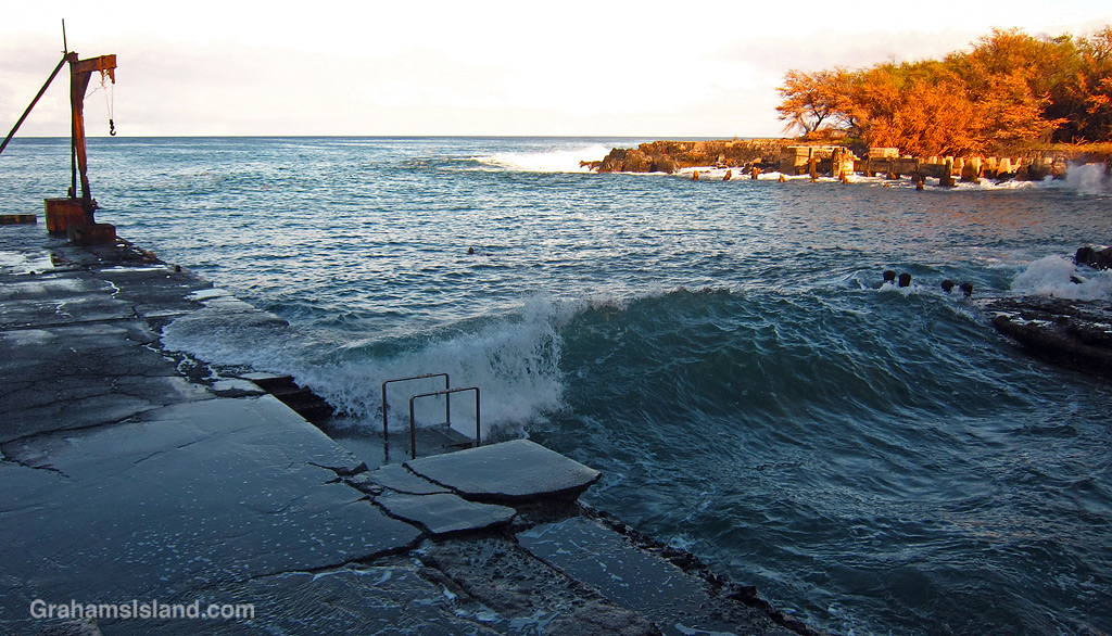 Swell rolls in at Mahukona, Hawaii