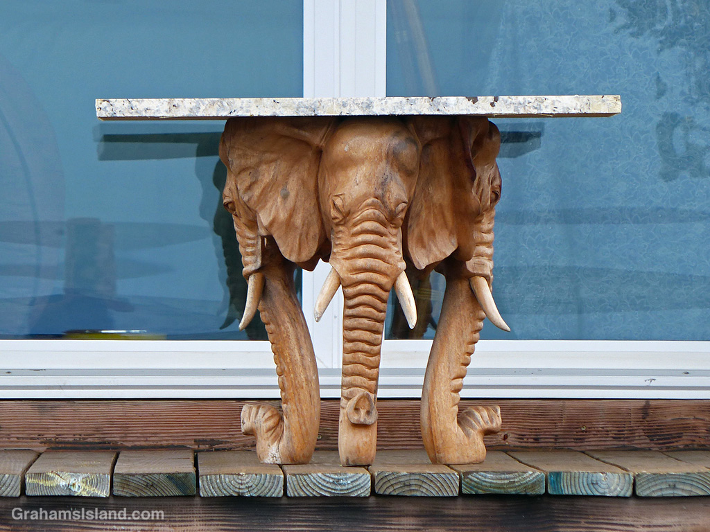 A table on elephant carvings in Hawaii
