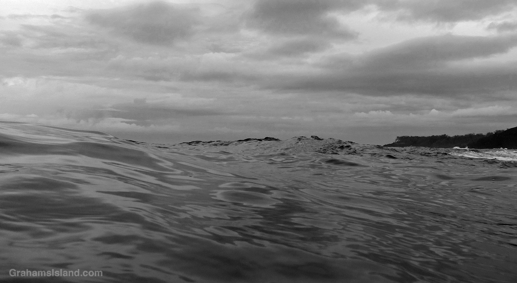 Black and white image of the ocean and sky in Hawaii